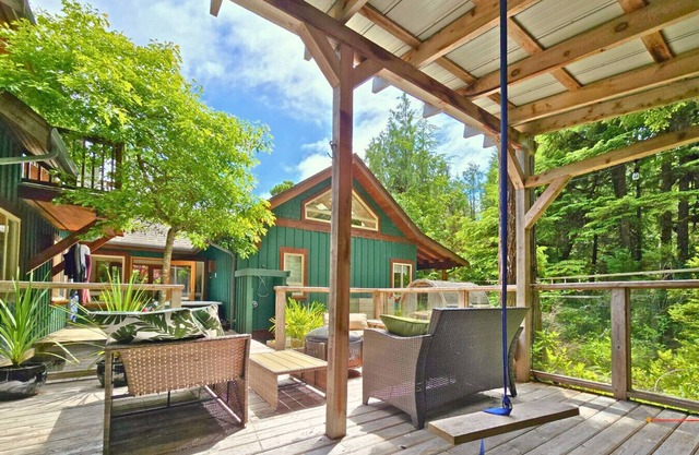 Cedar and Salt - Hot tub | Sauna| EV Charger