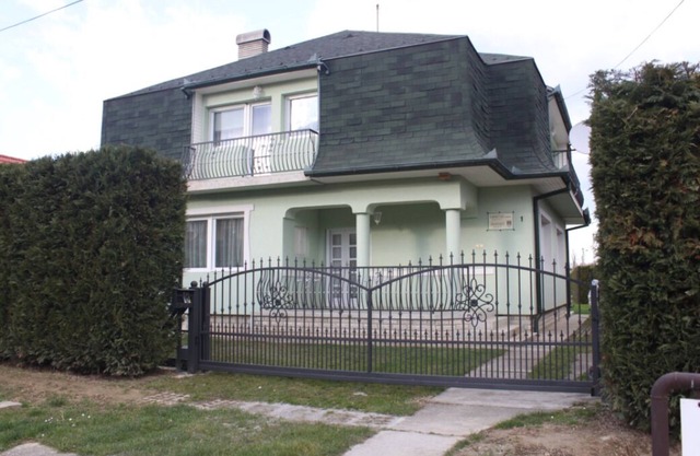 Cedar Apartment 2 - One Bedroom Apartment, Sleeps 4