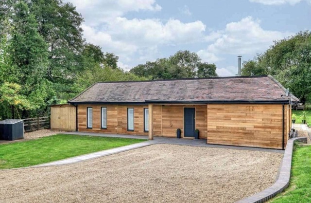 Cedar Barn Getaway, 3 Bed, Sleeps 6, Parking