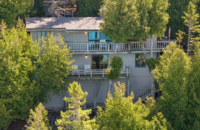 Cedar Bluff: 4 BR, 3 BA in Harbor Springs, Sleeps 8