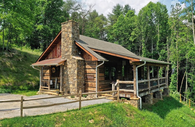 Cedar Cliff Cabin at Rivers Edge Rentals. Luxurious reclaimed 125 year old cabin