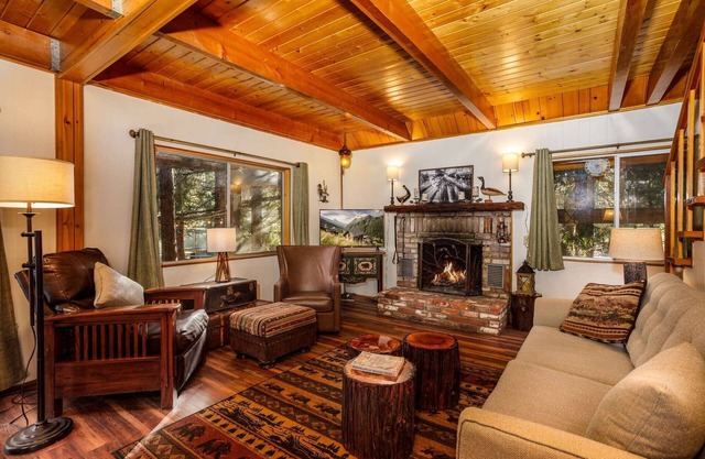 Cedar Creek Cottage - Three-Bedroom | Five Beds | 2 Full Bathrooms | Sleeps Eight