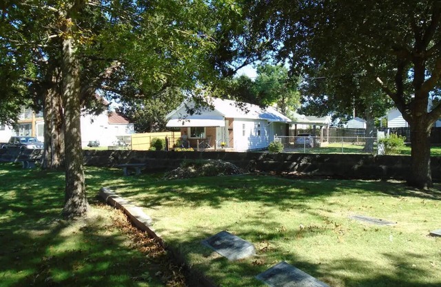 Cedar Grove Cottage Conveniently Located to all attractions.