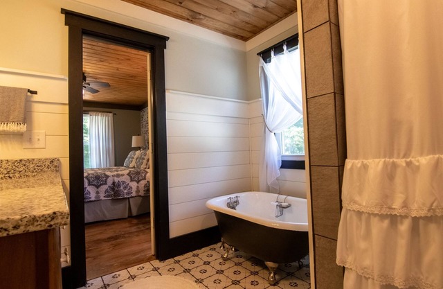 Cedar Hill Cottage - Secluded farmhouse near Serenbe and Atlanta.