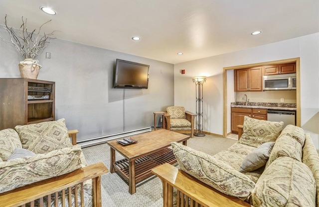Cedar Lodge 309 Studio Bedroom Condo by RedAwning