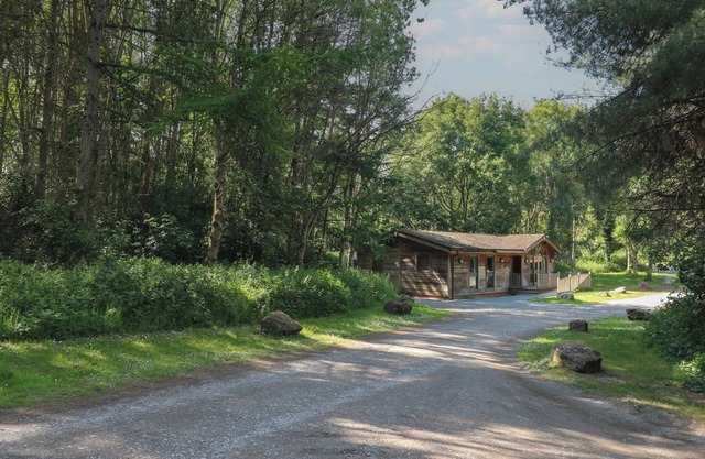 CEDAR LODGE, pet friendly, with a garden in Rosliston