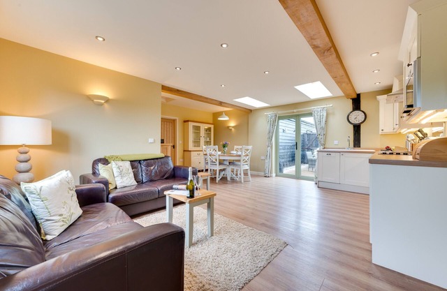 Cedar Lodge - Two Bedroom House, Sleeps 4