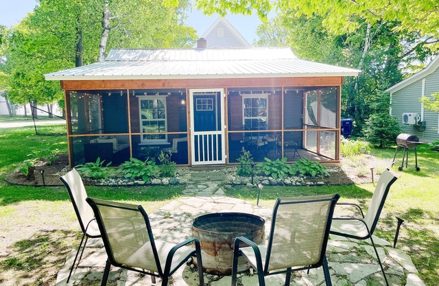 "Cedar"- Mackinaw City Cottage -walking distance to town!