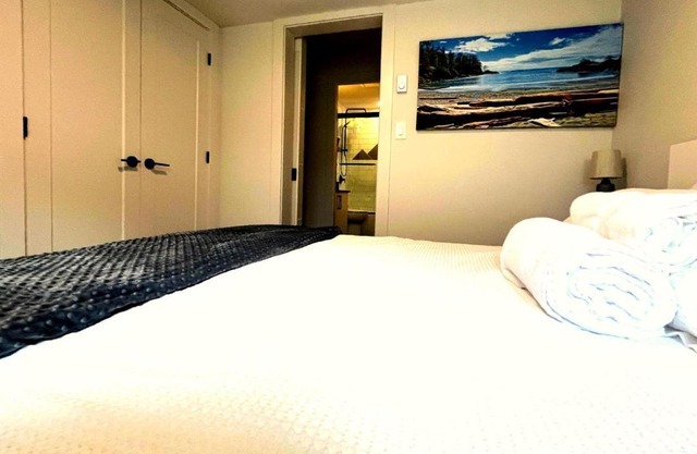 Cedar & Sage Suite - Cozy Retreat & Full Kitchen