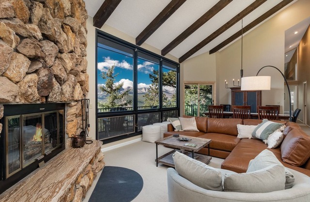 Cedar Upper Vacation Home at Windcliff by RedAwning