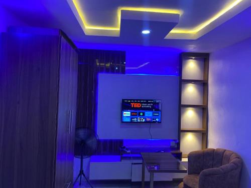Cee&Tee 1 Bedroom Flat - 247 Electricity - Solar Inverter AC in bedroom