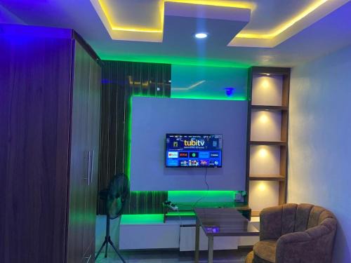 Cee&Tee 2 BEDROOMS FLAT - 247 Electricity - Solar Inverter AC in bedrooms