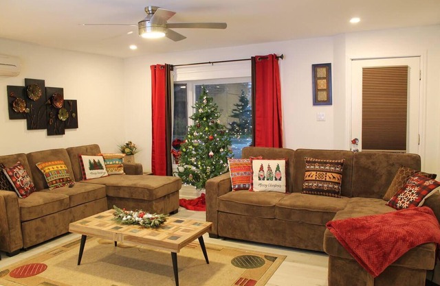 Cėleste cottage is 2 minutes walk to the beautiful sandy beach of Georgian Bay..
