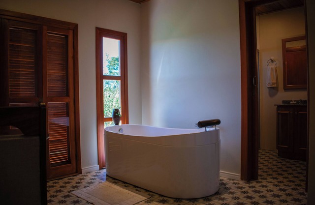Celeste Suites, in Vale dos Vinhedos with Bathtub and Colonial Breakfast