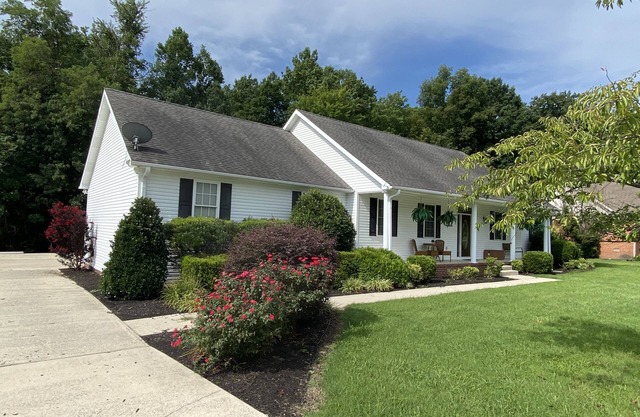 Center Hill Lake, family/pet friendly home on nearly 2 acres, sleeps 12-14