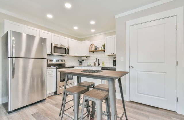 Centertown Studio - Skyline Rooftop Views in the center of town