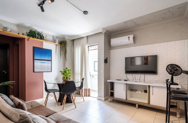 Centro de Baln.camboriú ! Apto de 01 Dormitório com Garagem e Ar e Condicionado