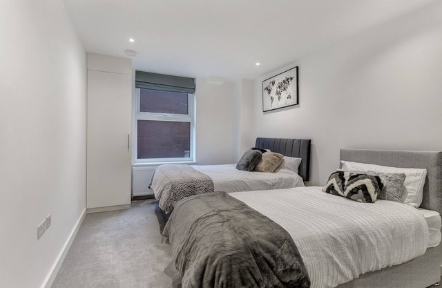 Central 1-Bed Apartment in Slough Sleeps 3!