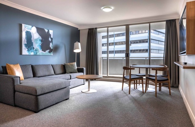 Central 1-Bed with Parking, Pool, Sauna & Gym