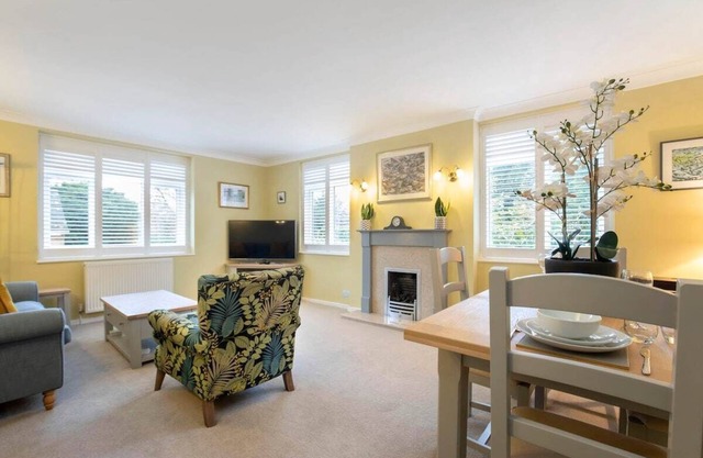 Central 1 Bedroom Apartment with Parking