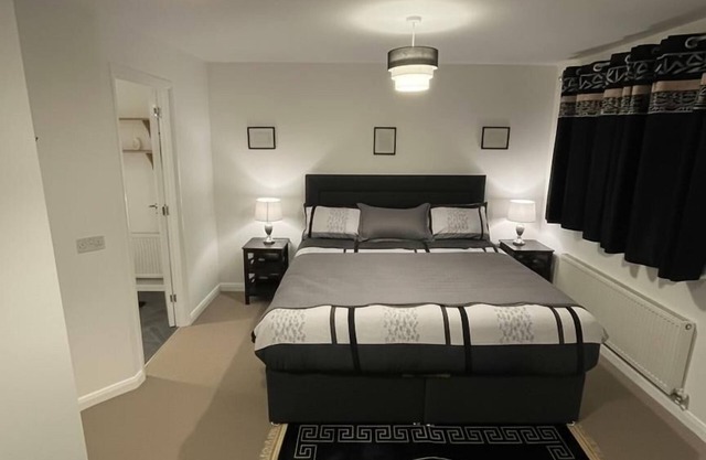 Central 2-Bed Apartment - Sleeps 5 & Free Parking