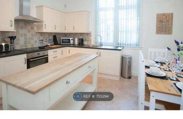Central 2 Bed, Parking & Private Terrace, Sleeps 6