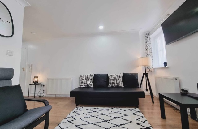 Central 2Bedroom/1Bathroom Flat w/FREE WiFi and Parking