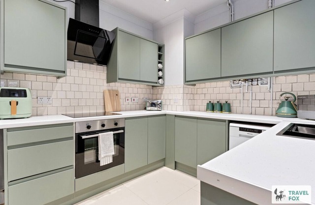 Central 4 Bedroom house with Street Parking