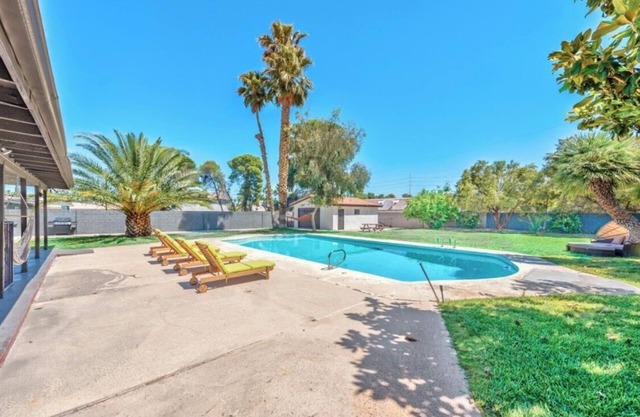 Central 5-bedroom 3-bathroom 2-maters BIG POOL & HUGE YARD!
