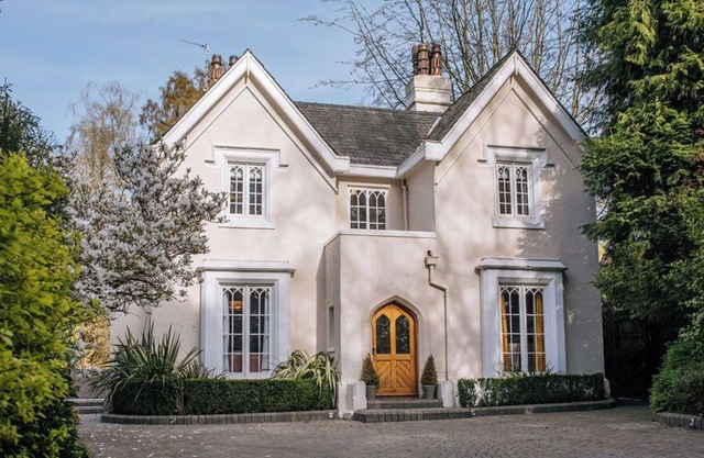 Central Alderley Edge Detatched 4 Bedroom House - The Alderley Edge Gate House