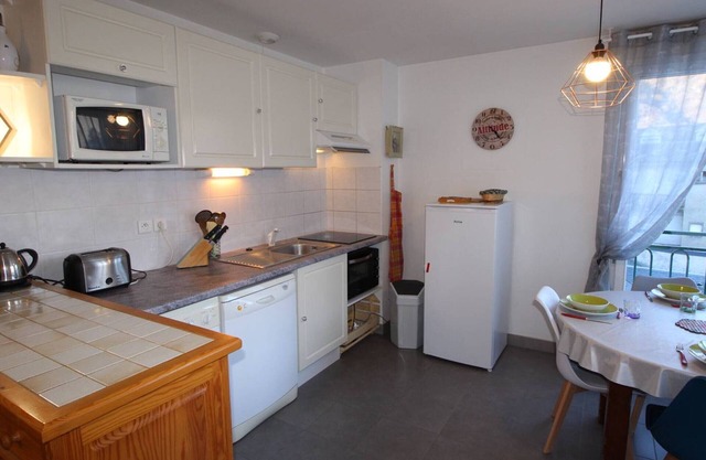 Central Apartment near Spa, 2 Bedrooms, Sleeps 6, Parking Included