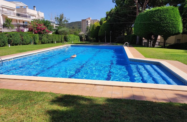 Central apartment, renovated, very quiet family residence, large swimming pool