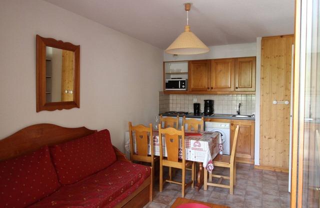 "Central Apartment for 5, Near Slopes, Balcony, Parking, and Free Wi-Fi"