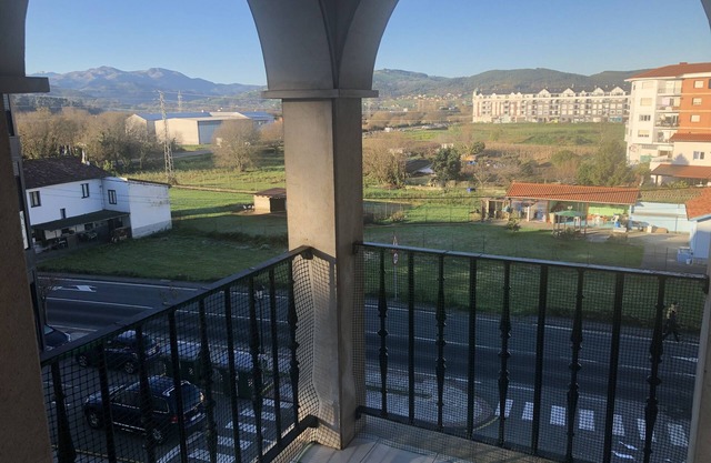 Central apartment with two terraces next to Laredo and its beaches