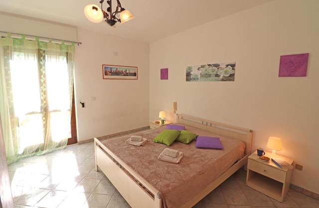 Central Apartment With Wi-fi, Air Conditioning And Balcony; Pets Allowed