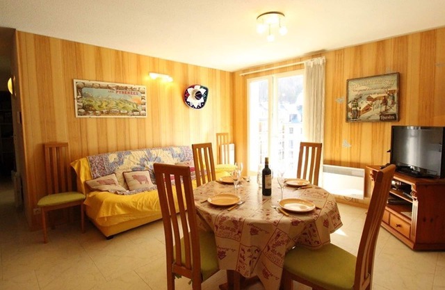 Central Apt 6/7 pers. in Bagnères-de-Luchon with parking and pets allowed