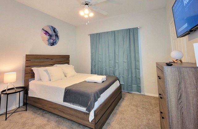 Central Arlington 6 MILES FROM AT&T stadium! Tons of shopping experience!