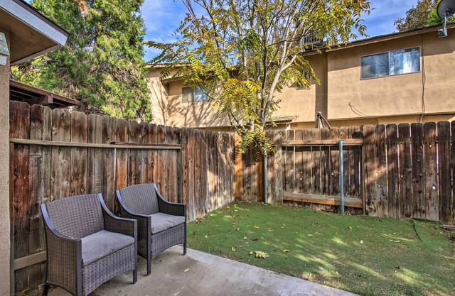 Central Bakersfield Townhome w/Private Patio