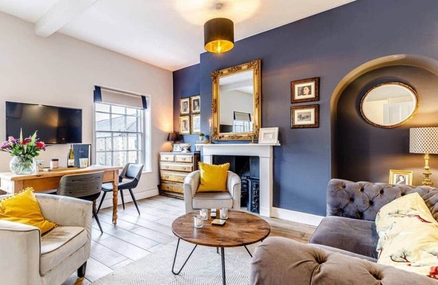 Central Bakewell Duplex Apartment For 4 & Parking