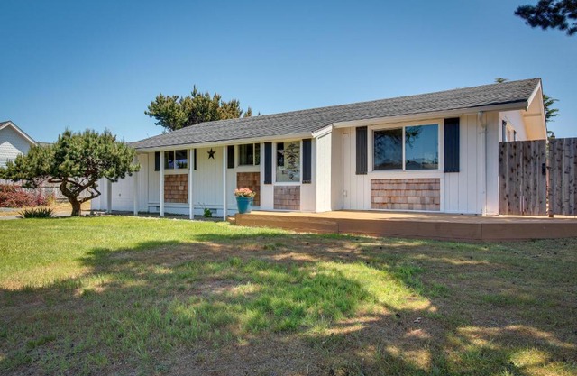 Central Bandon Retreat with Deck Less Than 1 Mi to Beach!