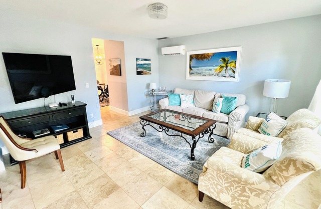 Central Beach Cozy and Convenient Beachside.