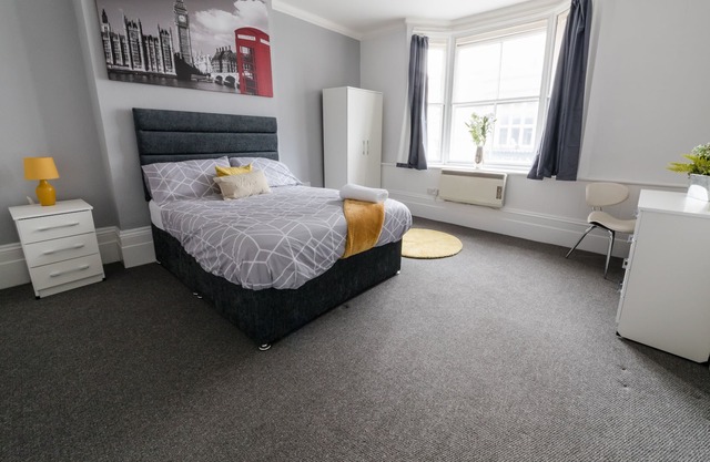 Central Bedford Contractor Apartment free wifi 1