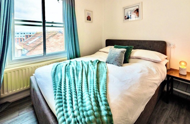 Central Bristol 2 Bed House! Opposite the BRI Hospital, Ideal for Professionals