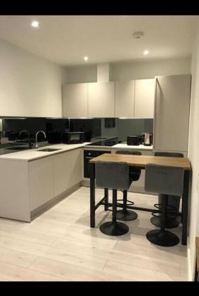 Central Camberley Apartment - Parking - Garden