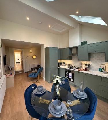 Central Cambridge Apartments by Tas