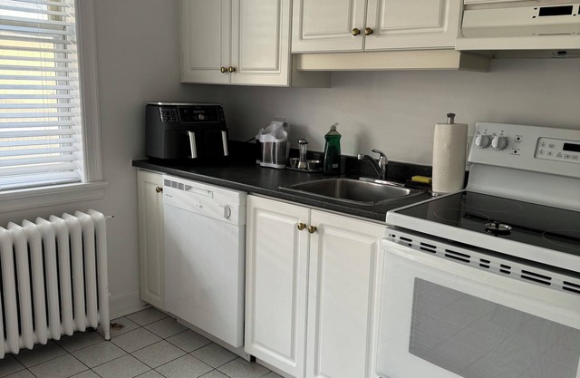 Central Canal 2 Bedr, w/private entrance, parking, deck, Beautiful area