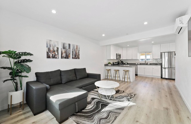 Central Chic 1BR Apt + Sofa Bed, Parking, W/D