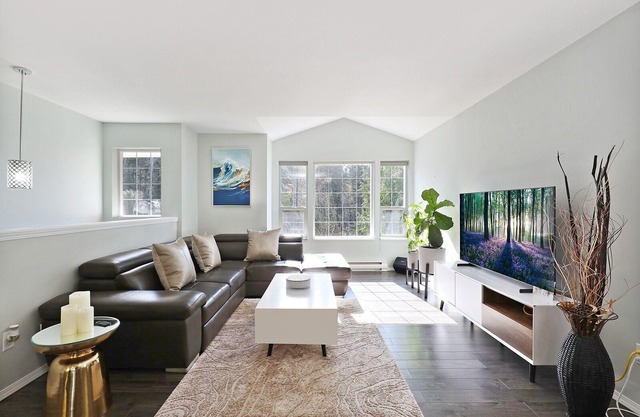 Central Courtenay Modern Retreat: Urban Oasis