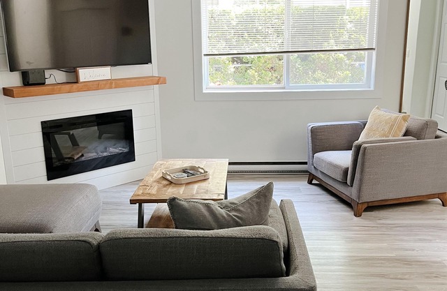 Central + Cozy 2 Bdrm House Minutes to Downtown - pet friendly
