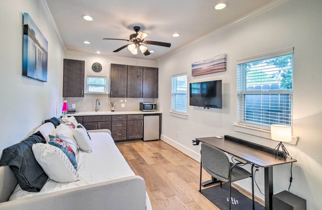 Central & Cozy Houston Studio - Pets Welcome!